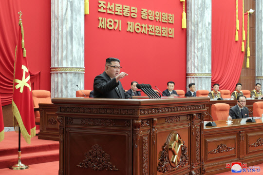 북한 김정은 국무위원장이 지난해 말 열린 노동당 전원회의에서 핵탄두 보유량을 기하급수적으로 늘리겠다는 방침을 밝혔다.김 위원장은 전원회의 보고에서 "남조선괴뢰들이 의심할 바 없는 우리의 명백한 적으로 다가선 현 상황은 전술핵무기 다량 생산의 중요성과 필요성을 부각시켜주고 나라의 핵탄 보유량을 기하급수적으로 늘일 것을 요구하고 있다"고 밝혔다고 조선중앙통신이 1일 밝혔다. [평양 조선중앙통신=연합뉴스]